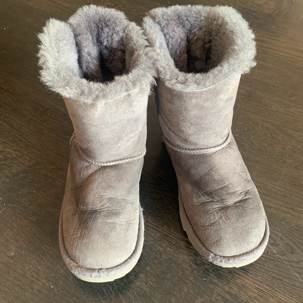 EUC Girls Grey Uggs Bailey Bow Boots size 2 USA